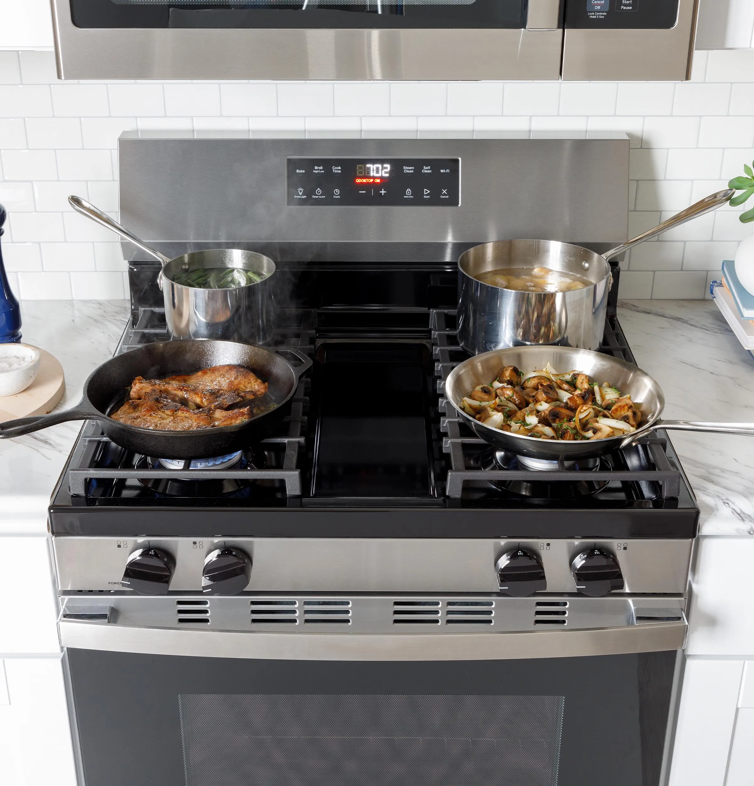 GGF400PVBB GE® 30" Free-Standing Gas Range